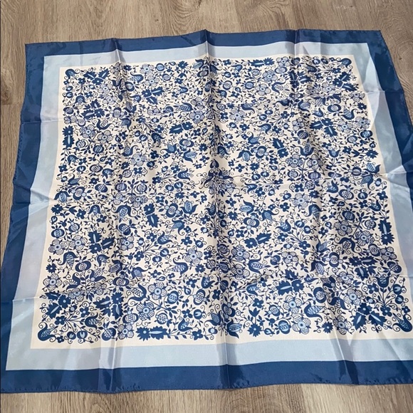 Vintage Accessories - Vintage Blue/White Floral Square Scarf 24x24
